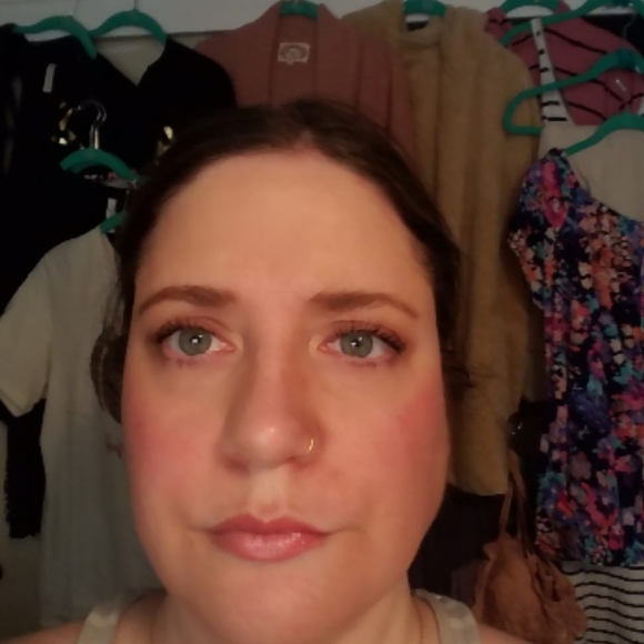 Meet your Posher, Jenn Please take a 👀 - Picture 6 of 9